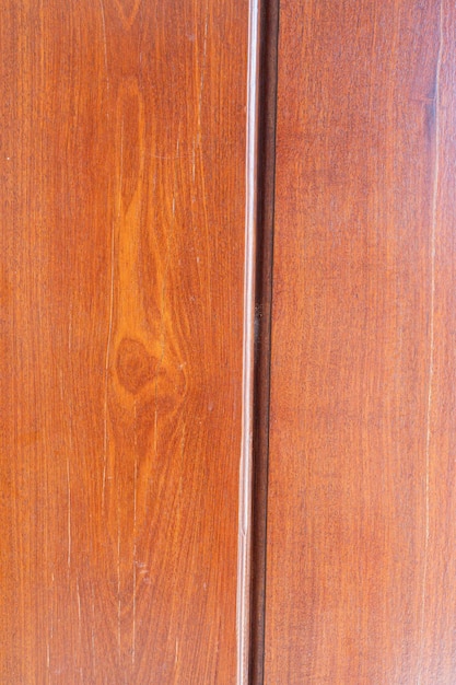 Ricca consistenza di grano di legno marrone rossastro Dettaglio di pannelli di sfondo Verticale