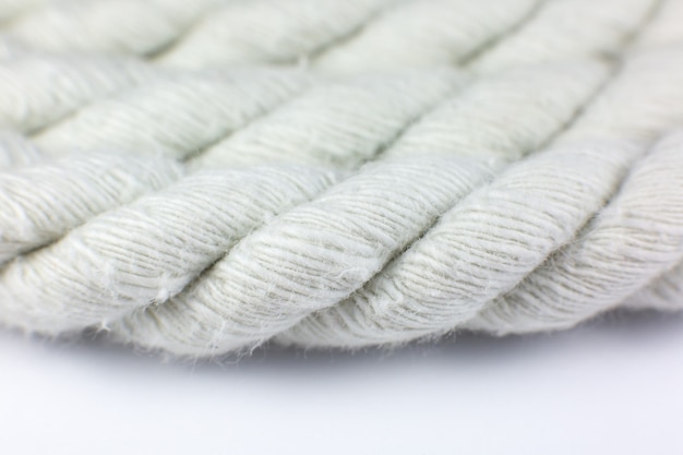 Ricciolo di corda di cotone bianco su sfondo bianco.