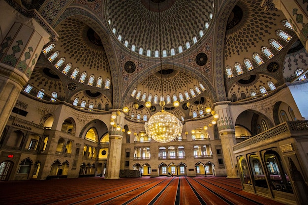 Ricco interno della Moschea Kocatepe, il più grande Masjid di Ankara, Turchia