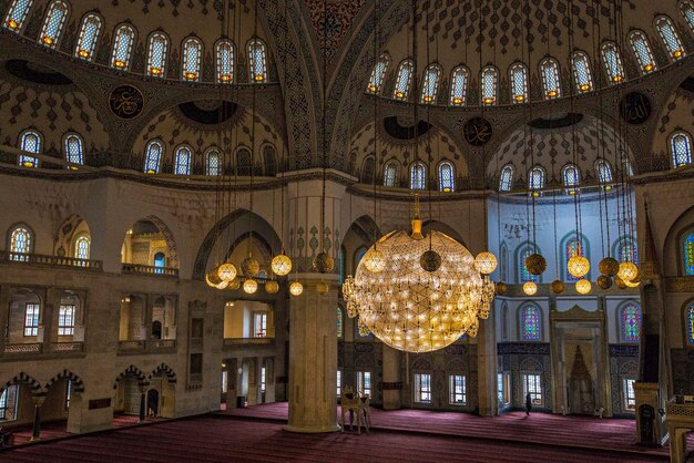 Ricco interno della Moschea Kocatepe, il più grande Masjid di Ankara, Turchia