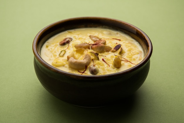 Rice Kheer o budino dall'India chiamato anche Firnee. servito in una ciotola. Messa a fuoco selettiva