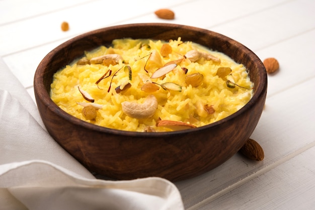 Rice Kheer o budino dall'India chiamato anche Firnee. servito in una ciotola. Messa a fuoco selettiva