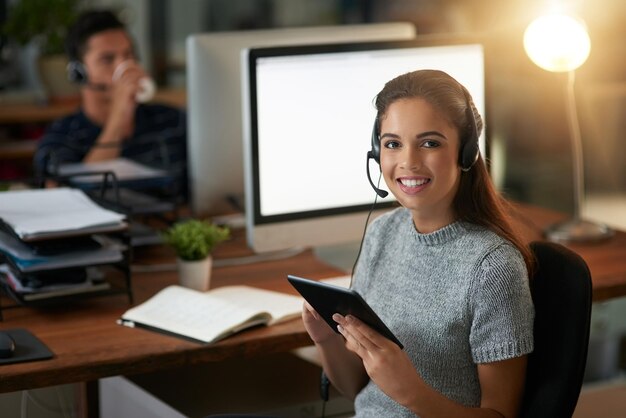 Ricerca di modi per aiutare ancora di più il cliente Inquadratura di giovani agenti che lavorano in un call center