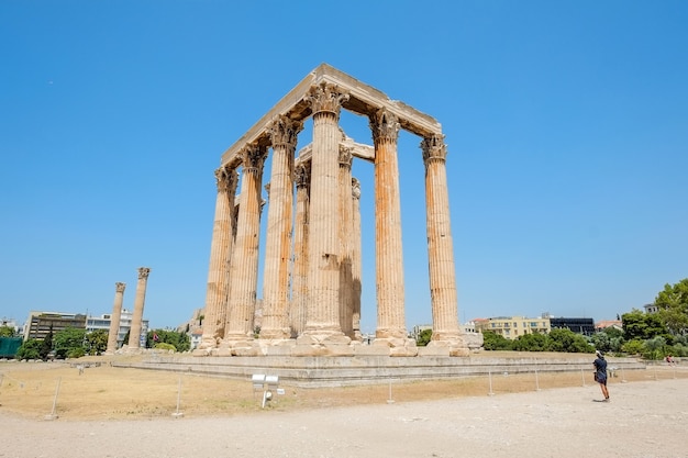 Ricerca di vista dei famosi pilastri del tempio greco contro il cielo blu chiaro nel Tempio di Zeus, Grecia