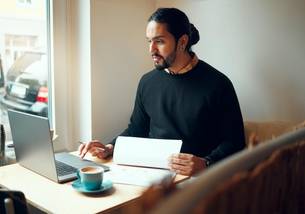 Ricerca in un bar o uomo d'affari sul laptop in un bar per la pianificazione strategica di assicurazioni sulla vita o networking Documenti di lavoro remoti o dipendente sulla tecnologia per contratto di revisione dei dati o analisi