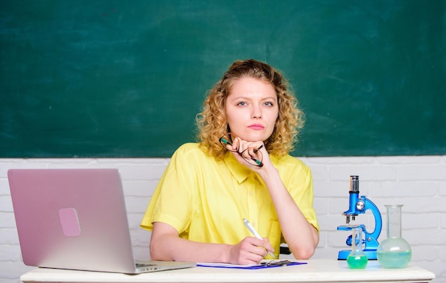 Ricerca scientifica Studentessa con laptop e microscopio Studio microbiologia Indagare modifiche molecolari Studente universitario o insegnante di scuola Ritorno a scuola Laboratorio scolastico