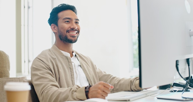 Ricerca su Internet e uomo d'affari su un computer per la pianificazione creativa e felice in ufficio Imprenditore maschio e bella azienda e dipendente che digita la navigazione e la posta elettronica sorride e soddisfatta