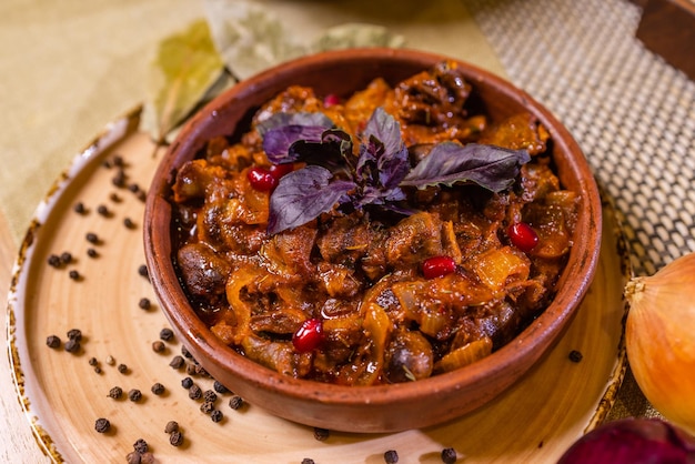 Ricetta ajapsandali stufato di melanzane cipolle pomodori e peperoni dolci primo piano in una ciotola sul tavolo