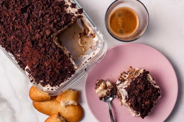 Ricetta classica italiana del tiramisù con una tazza di caffè