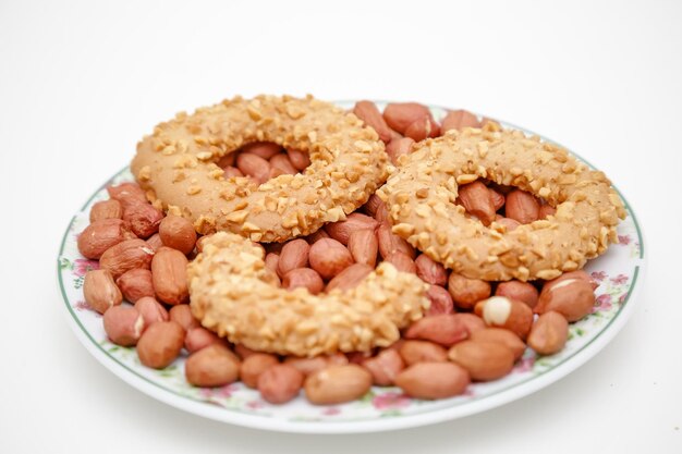 Ricetta dei biscotti al burro di arachidi sul bel piatto