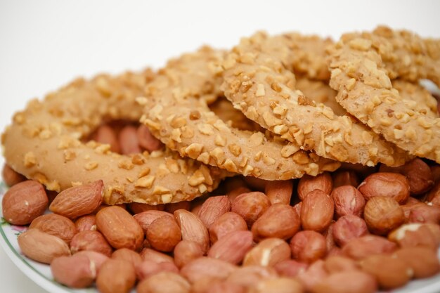 Ricetta dei biscotti al burro di arachidi sul bel piatto