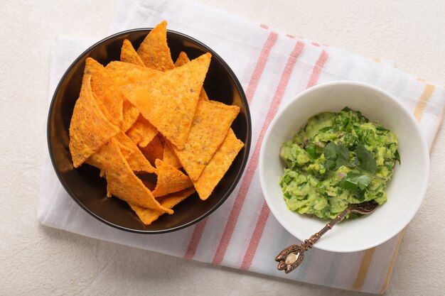 Ricetta della salsa messicana del guacamole, ingredienti su un tavolo da cucina bianco, vista superiore