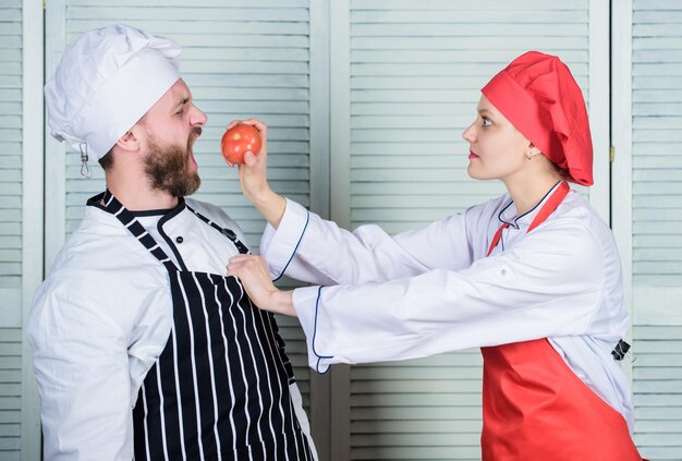 Ricetta di cibo sano vegetariano fresco Verdure fresche Unisciti a uno stile di vita sano Famiglia vegetariana Donna e uomo barbuto che cucinano insieme Chef del ristorante di cibo biologico Cucinare cibo sano