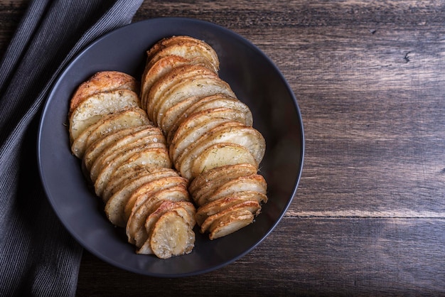 Ricetta di patate al forno, su un tavolo di legno