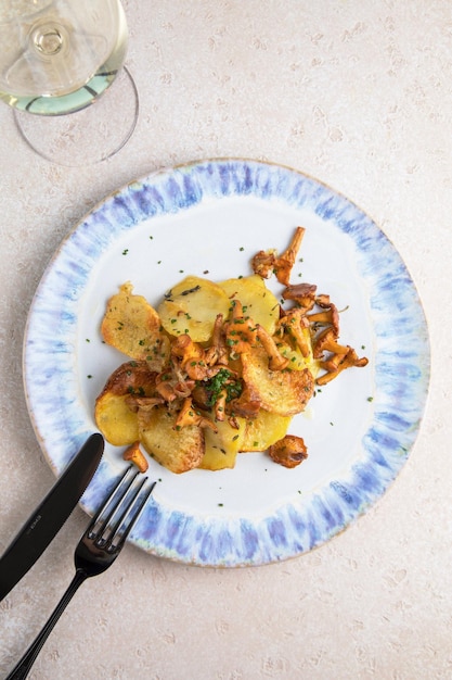 Ricetta di patate e piatto bianco Manzo macinato fritto andof panna isolato su sfondo bianco