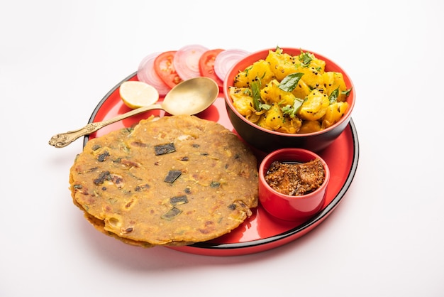 Ricetta di patate secche con verdure fritte con cipolla o Pyaj Paratha, servite con sottaceti di mango o achar Cibo indiano