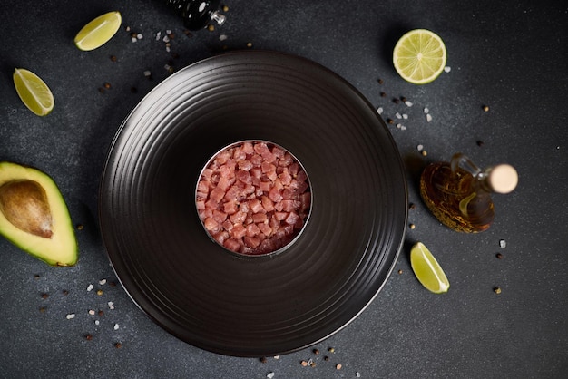 ricetta di tartare di tonno e avocado forma di cottura con filetto di tonno tritato a fette