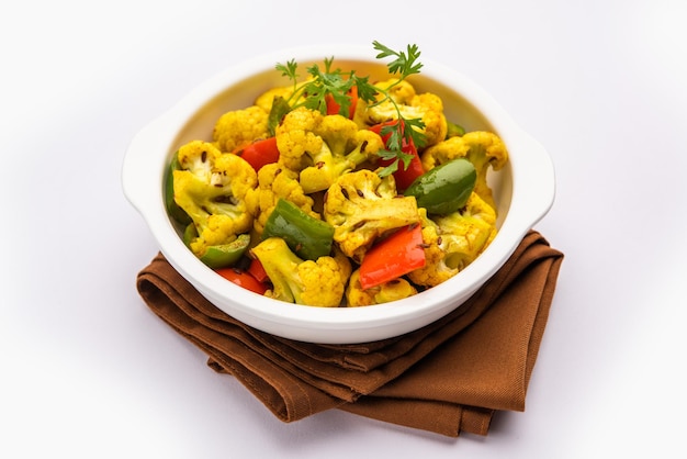 Ricetta indiana phool Gobi Shimla Mirch Sabji o Capsicum Cavolfiore Sabzi un piatto di verdure secche sano e fatto in casa