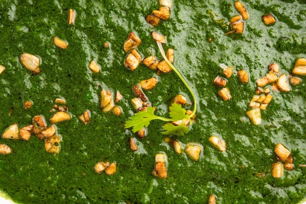 Ricetta Lasooni palak o piatto principale indiano al curry con spinaci e aglio in stile dhaba servito con naan