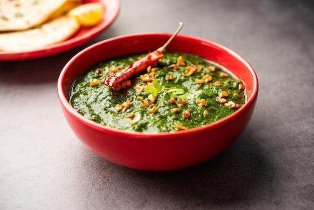 Ricetta Lasooni palak o piatto principale indiano al curry con spinaci e aglio in stile dhaba servito con naan