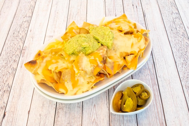 Ricetta nachos di mais con formaggio fuso guacamole e fette di jalapeno