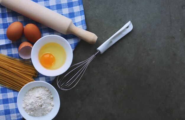 Ricetta per la preparazione della pasta pane fatto in casa pizza o torta ingridients cibo piatto giaceva sul tavolo da cucina sullo sfondo