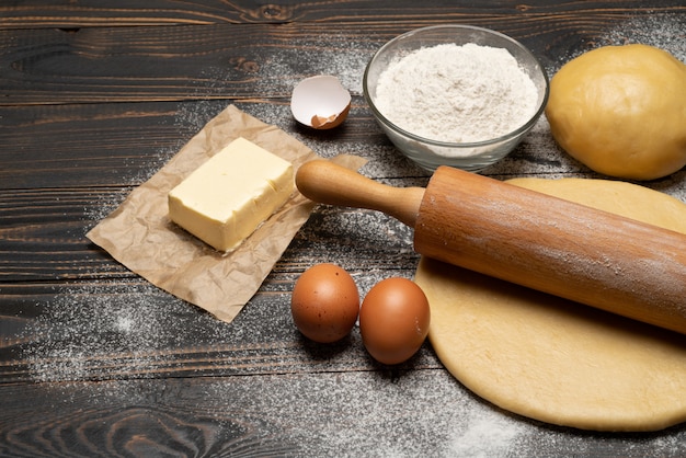 Ricetta rotolata e non cotta della pasta di pasta frolla su fondo di legno