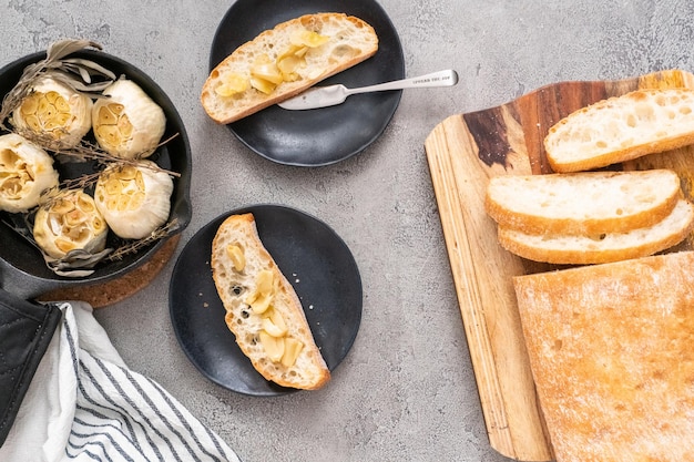 Ricetta spalmabile all'aglio arrosto fatta con spezie in padella di ghisa.