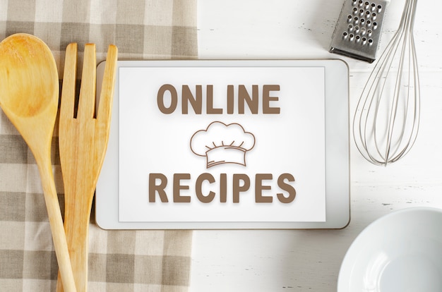 Ricette online. Ricettario in un tablet. Utensili da cucina.