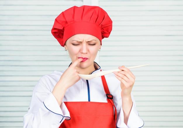 Ricette vegetariane e vegane sane Mangia sano Donna chef che cucina tenere cucchiaio di legno Ricette sane Prova un pasto delizioso Razione sana Donna chef professionista tenere cucchiaio Concetto di dieta