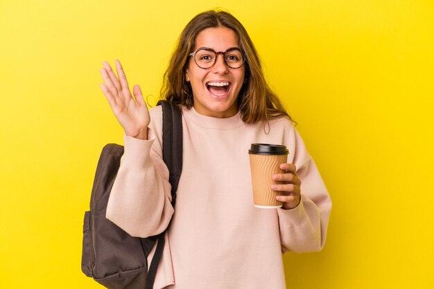 Ricevere una piacevole sorpresa emozionato e alzare la mano