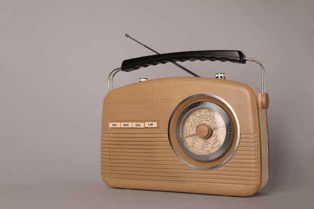 Ricevitore radio portatile retrò su sfondo grigio