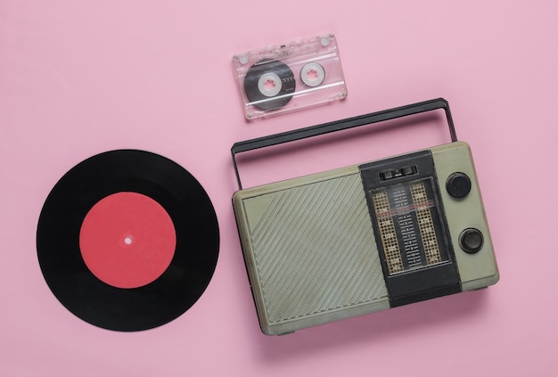 Ricevitore radio retrò oldfashioned record di vinile cassetta audio su uno sfondo rosa pastello