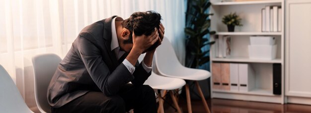 Richiedente di lavoro nervoso e preso dal panico con emozione stressante durante il colloquio di lavoro mentre è seduto e aspetta il suo turno Uomo d'affari triste che si tiene la testa con le mani dopo aver commesso un errore Pioniere