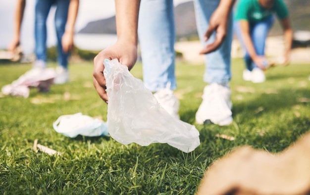 Riciclaggio di sacchetti di plastica e progetto di volontariato comunitario con i giovani che puliscono immondizia e immondizia Riciclo felice e lavoro di beneficenza per la sostenibilità servizio di volontariato ecologico ed ecologico