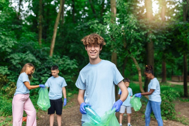 Riciclare i rifiuti immondizia spazzatura spazzatura spazzatura pulita formazione pulizia della natura volontario ecologia concetto verdeambiente inquinamento da plastica