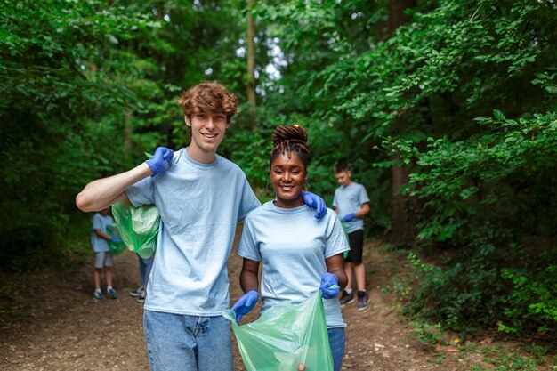 Riciclare i rifiuti immondizia spazzatura spazzatura spazzatura pulita formazione pulizia della natura volontario ecologia concetto verdeambiente inquinamento da plastica