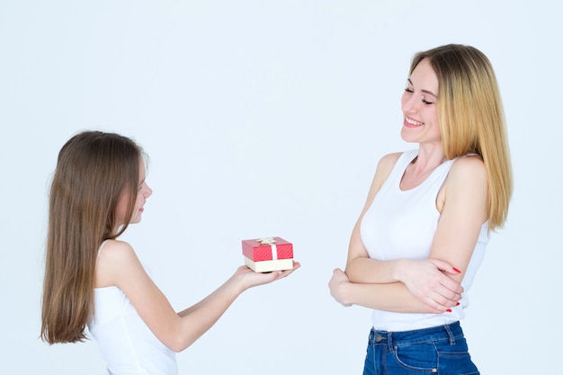 Ricompensa per la festa della mamma. bambina presenta un regalo a sua madre. amore e legame familiare.