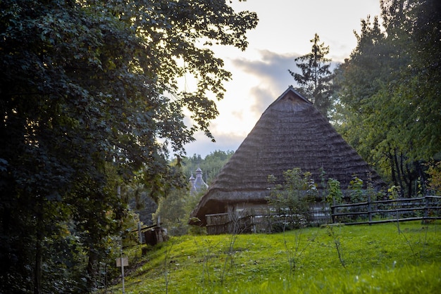 Ricostruzione della vecchia casa di villaggio ucraina autentica storica nel museo del parco