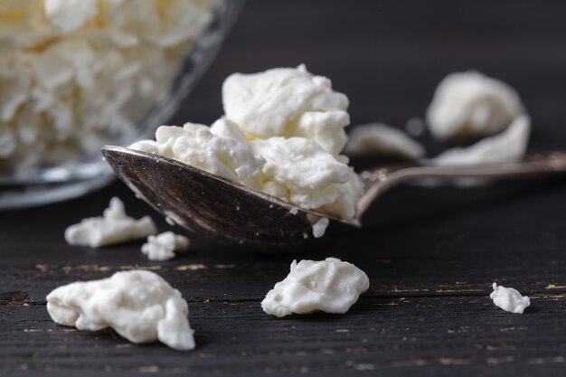 Ricotta casalinga in piatto sulla tavola rustica