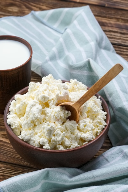 Ricotta con cucchiaio di legno