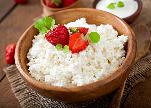 Ricotta con fragole in una ciotola di legno