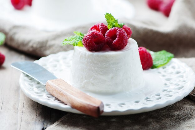 Ricotta con frutti di bosco e menta