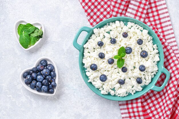 Ricotta con frutti di bosco e menta