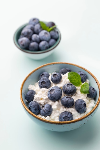 Ricotta con mirtilli frutti di bosco freschi cheto colazione sana concetto vista dall'alto