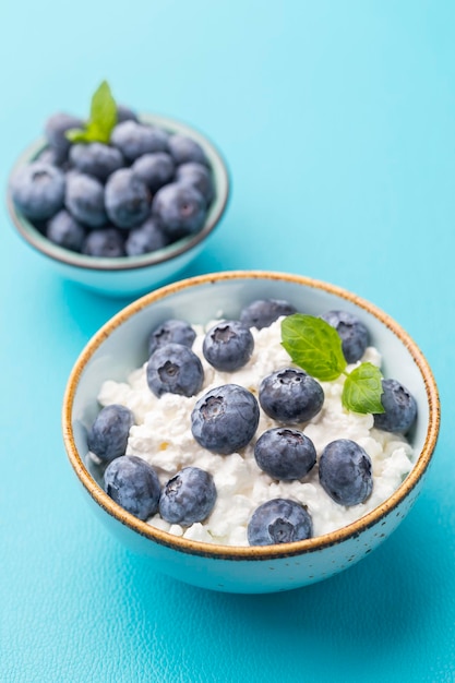 Ricotta con mirtilli frutti di bosco freschi cheto colazione sana concetto vista dall'alto