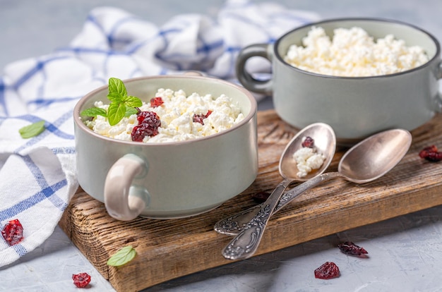 Ricotta con mirtilli secchi in una ciotola di ceramica