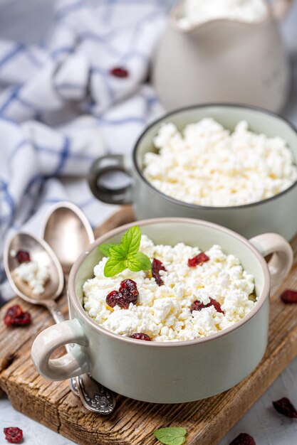 Ricotta con mirtilli secchi in una ciotola