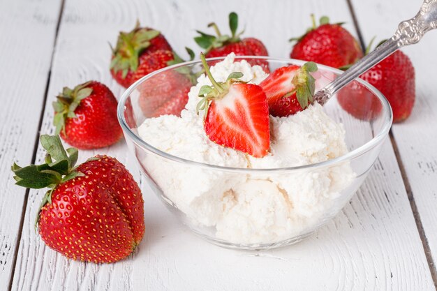 Ricotta con salsa di fragole e frutti di bosco freschi