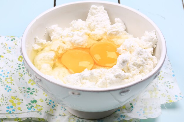 Ricotta con uova di gallina crude cibo fatto in casa eco prodotto